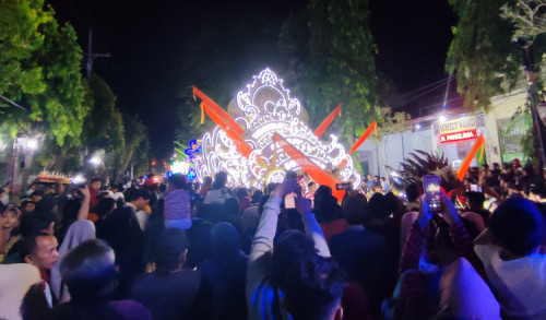 Parade Musik Tong-Tong, Ribuan Masyarakat Padati Rumdis Bupati Sumenep