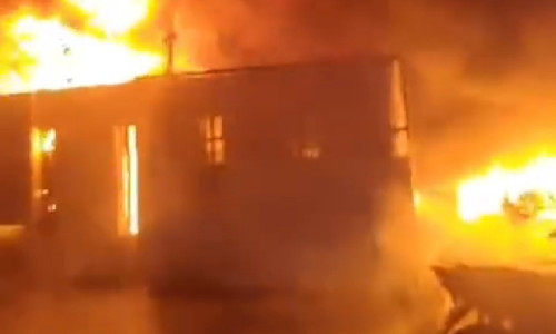 Rumah Tingkat di Dukuh Setro Surabaya Terbakar, Dua Orang Sesak Nafas