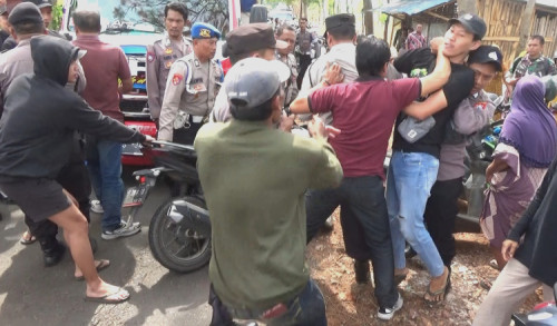 Demo Pendirian Pabrik di Tuban Berakhir Ricuh, Polisi Minta Massa Aksi Ditangkap 