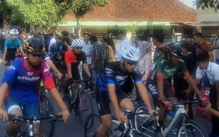 Ratusan Pembalap Sepeda Jelajahi Situbondo 