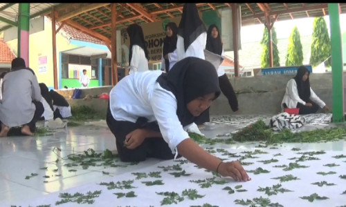 Siswa di Jombang Berkarya Lewat Batik Ecoprint 