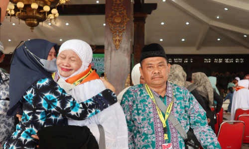 Calon Jemaah Haji Tambahan Kloter 85 Jombang Diberangkatkan 