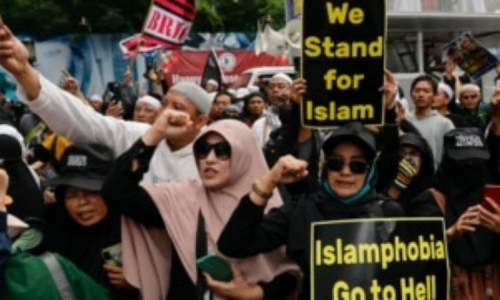 Indonesia Kecam Tindakan Warga di Swedia Injak dan Bakar Al-Quran