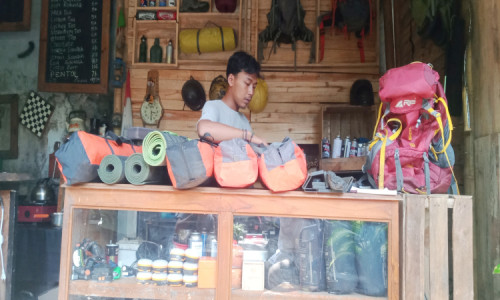 Berawal dari Hobi,  Pemuda di Jombang Terjun  Bisnis Sewa Peralatan Naik Gunung