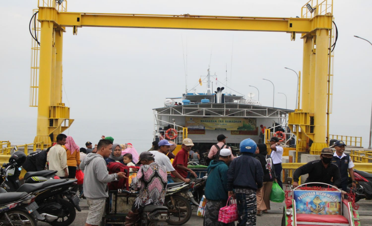 Akhir Libur Panjang, Penumpang Kapal Padati Pelabuhan Jangkar Situbondo