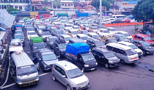 Polisi Urai Kemacetan di Pelabuhan Ketapang, Siapkan 5 Kantong Parkir