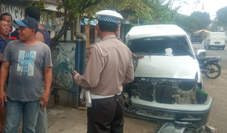 Kemudi Oleng, Toyota Kijang Ringsek Adu Moncong vs Truk Gandeng di Banyuwangi