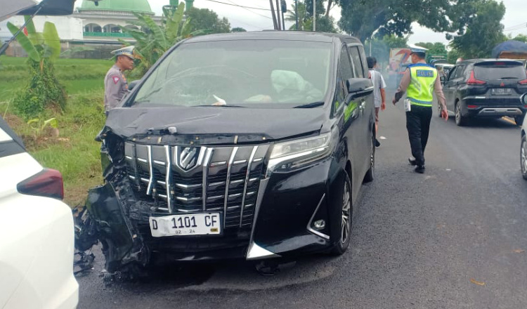 Kronologis Tabrakan Beruntun Toyota Alphard dan Dua Pemotor di Banyuwangi, 3 Orang Luka Parah