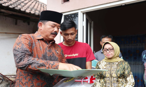 Menteri ATR/BPN Bagikan Puluhan Sertifikat PTSL Langsung ke Rumah Warga di Jombang