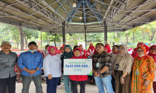 Lurah Baratajaya Bersama BPJamsostek Surabaya Karimunjawa Serahkan JKM UMKM