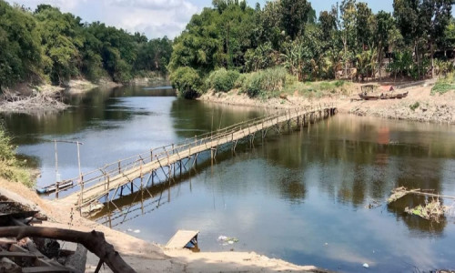 Tak Kunjung Dibangun Pemkab Ngawi, Warga Sidolaju Patungan Buat Jembatan dari Bambu