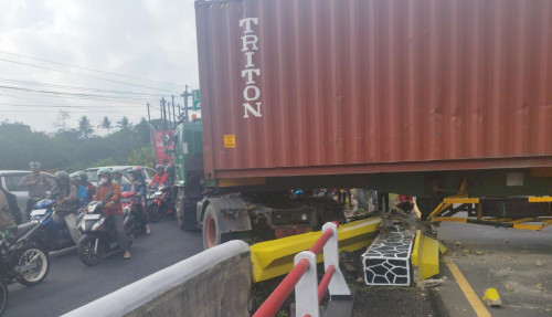 Diduga Rem Blong, Dua Truk Alami Kecelakaan di Jembatan Sungai Tuntang Semarang
