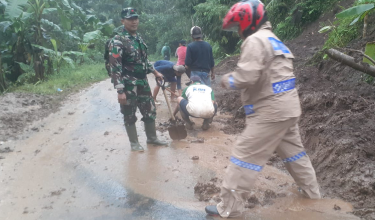 Tebing Longsor Tutupi Akses Jalan Dusun di Banyuwangi