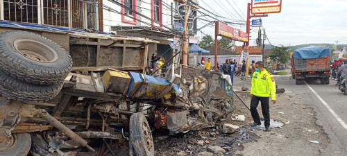 Truk Muatan Pasir Kecelakaan Tunggal di Bawen Semarang
