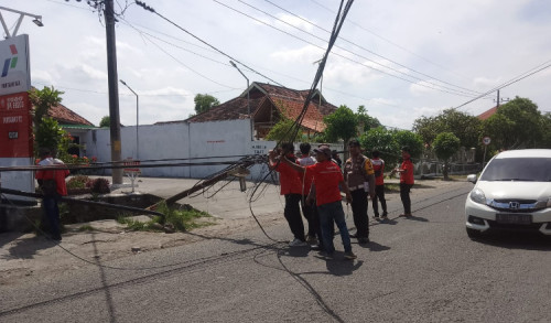 Tiang Telkom di Desa Aeng Sareh Sampang Roboh Bikin Macet Jalan