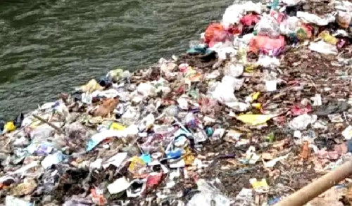 Sungai Brantas Blitar di Kepung Sampah 