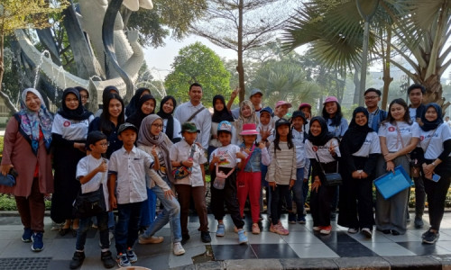 Anak-anak di Kawasan Eks Lokalisasi Dolly Surabaya Diajari Bahasa Inggris