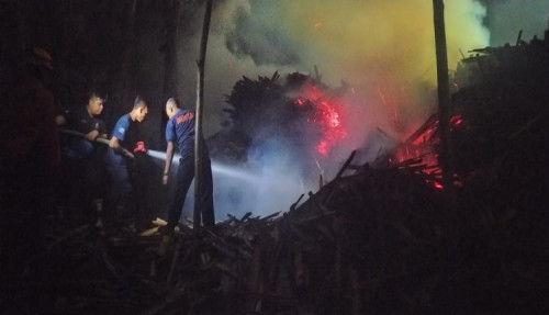 Diduga Akibat Puntung Rokok, Tempat Gergaji Kayu di Bondowoso Terbakar 