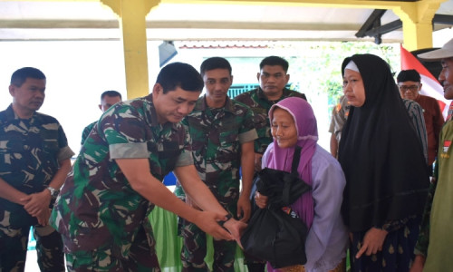 TNI Beri Bantuan Korban Bencana Banjir di Cilacap