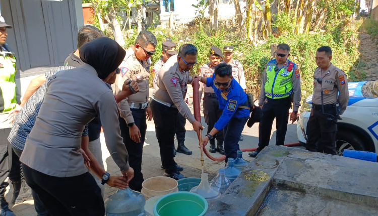 Sejumlah Desa di Bondowoso Dilanda Kekeringan, Polres Bantu Droping  Air Bersih