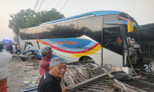Bus Tabrak Tempat Cucian Mobil di Jombang, Sopir beserta Kenek dan Dua Penumpang Terluka