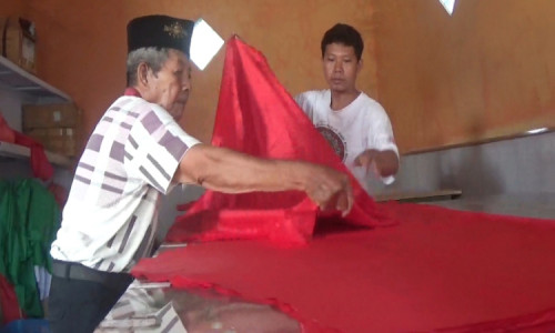 Produsen Bendera di Jombang Kebanjiran Order hingga Luar Kota