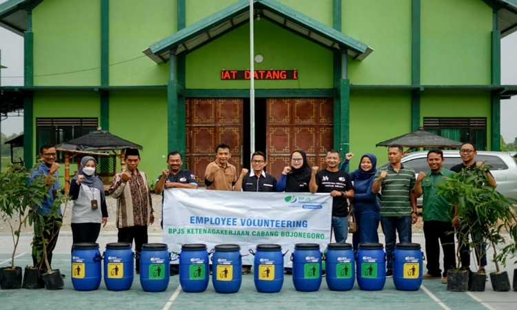 Go Green BPJS Ketenagakerjaan Bojonegoro, Tanam Pohon dan Sumbang Tempat Sampah