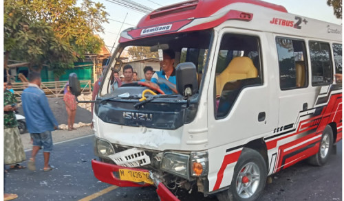 Pengendara Motor Mengantuk Tabrak Bus di  Torjun Sampang