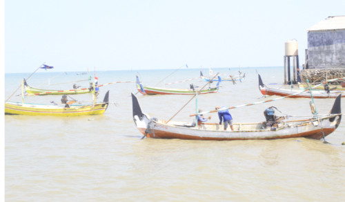 Khawatir Kapal Tenggelam, Nelayan di Sampang Mengeluh Tak Ada Lampu Sorot Pinggir Pantai