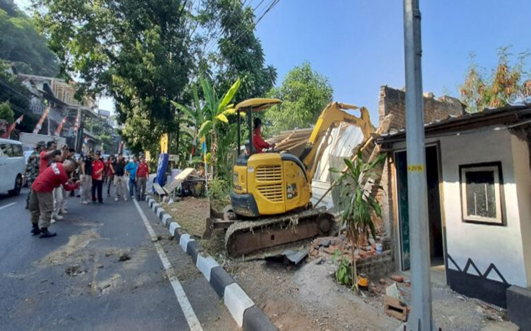 Warga Gombel Lama Semarang Pasrah Rumahnya Dibongkar Satpol PP