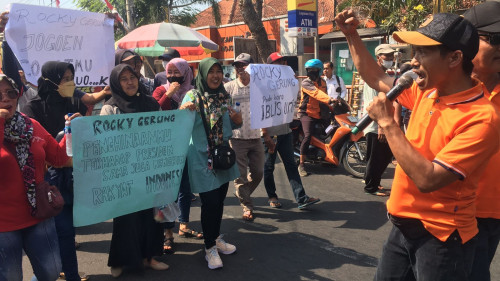 Demonstrasi Masyarakat Mojokerto Tuntut Rocky Gerung Diadili