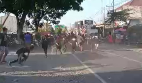 Viral Video Lomba Gerak Jalan Agustusan di Banyuwangi Berlangsung Kisruh