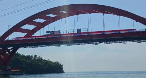 Bendera Merah Putih Sepanjang 100 Meter Terbentang di Jembatan Youtefa Jayapura