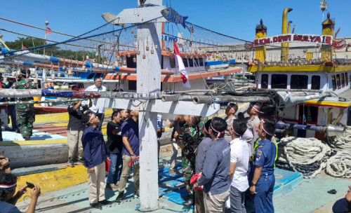 Kodim 0820 Probolinggo Ganti Bendera Merah Putih Usang Ratusan Perahu Nelayan
