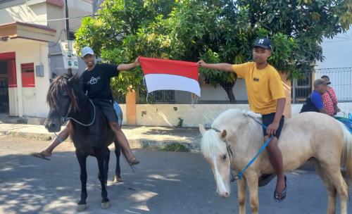 Santri PP Wali Songo Mimbaan Berkuda Kibarkan Bendera Keliling Pantura Situbondo
