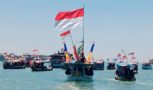 Upacara Perdana di Dermaga, Ratusan Bendera Berkibar di Laut Talango-Kalianget Sumenep
