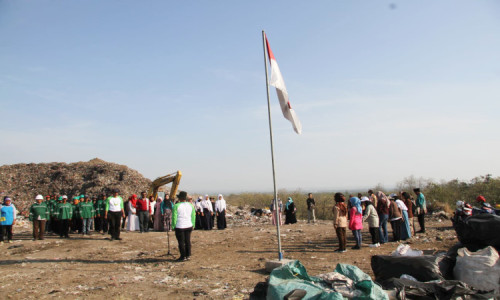 Pemulung Upacara Bendera di Tempat Pembuangan Sampah Jombang