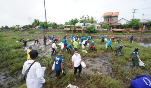 Ratusan Jaring Penghalang Sampah Mulai Dipasang di Sungai Banyuwangi