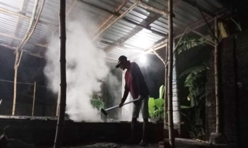 Warga Carangrejo Jombang Sukses Kembangkan Batok Kelapa Jadi Arang Briket