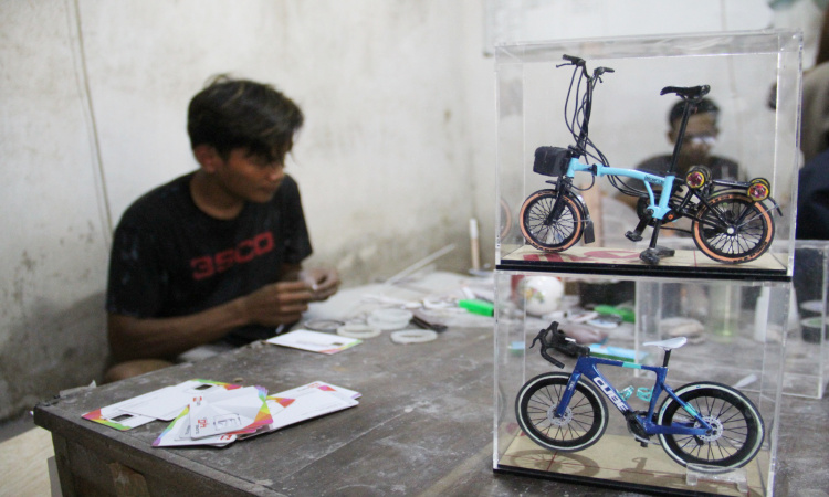 Miniatur Sepeda Berbahan Limbah Rumah Tangga Produksi Jombang Tembus Pasar Mancanegara