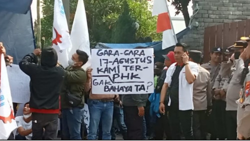Ratusan Pekerja Protes PHK Massal di Mojokerto