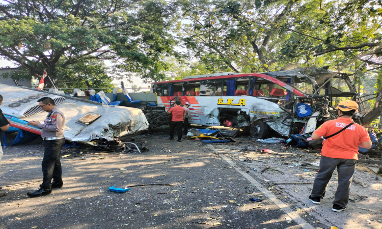 Detik-detik Kecelakaan Maut Bus di Ngawi Direkam Pengendara