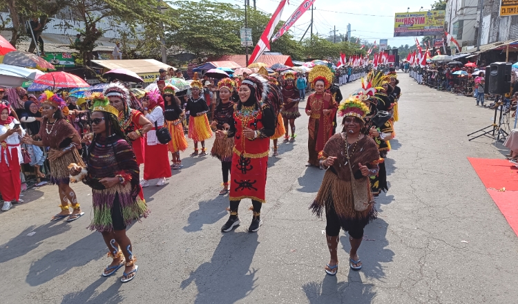 Karnaval di Kalisat Jember Tampilkan Pakaian Adat dan Tarian Nusantara