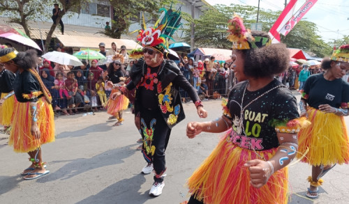 Unik, Peserta Asal Papua Ikut Karnaval Budaya Kalisat Jember