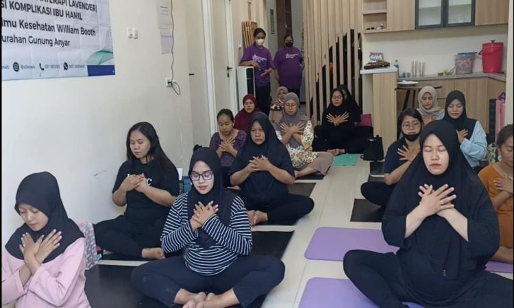 Peduli Kesehatan Bumil, STIKES William Booth Surabaya Beri Pelatihan Yoga