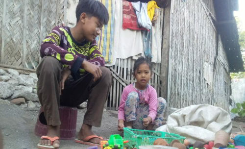 Ironis, Bocah 9 Tahun di Banyuputih Situbondo Putus Sekolah dan Bekerja Cari Pakan Ternak 