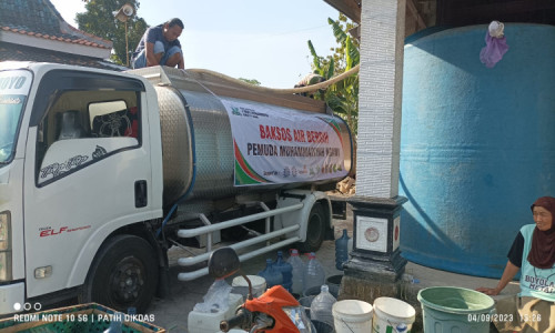 Pemuda Muhammadiyah Ngawi Salurkan Bantuan Air Bersih untuk Warga Terdampak Kekeringan