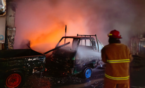 Toko Bangunan di Probolinggo Terbakar, Diduga Akibat Korsleting Listrik Mobil yang Diparkir