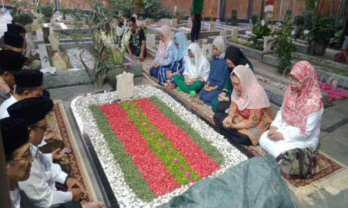 Mantapkan Hati Jelang Pilpres, Yenny Wahid Ziarah ke Makam Gus Dur dan Leluhur di Jombang
