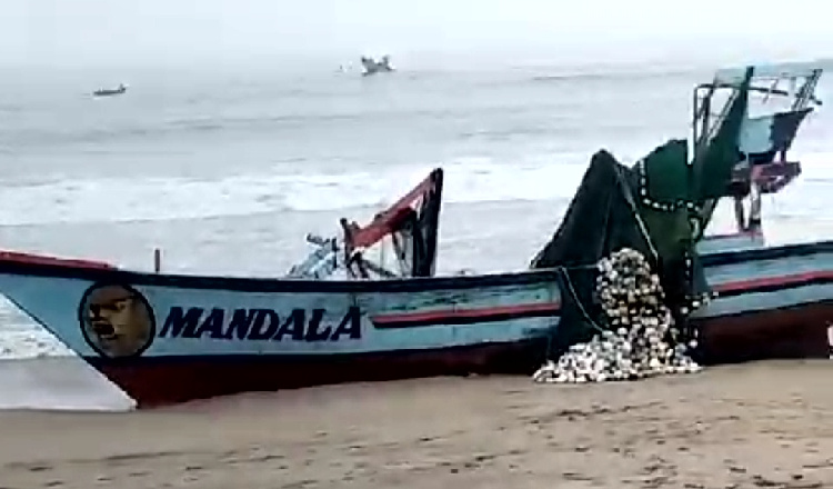 Kapal Pencari Ikan Milik Warga Tulungagung Terdampar di Pantai Wonotirto Blitar